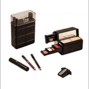 MAKEOVER ESSENTIALS COMPLETE PETITE II Makeup set. Great travel size, NWT